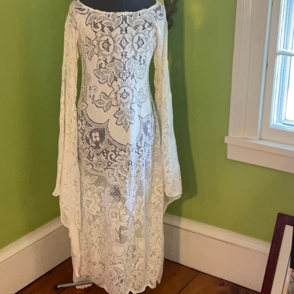 Vintage lace tablecloth maxi dress with angel sleeves - Picture 4 of 6